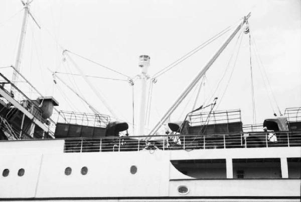 Viaggio verso l'Africa. Porto di Napoli - a bordo del piroscafo "Vulcania" - gru semoventi