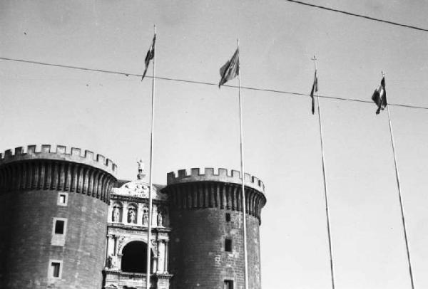 Viaggio verso l'Africa. Napoli: ingresso del castello detto Maschio Angioino, scorcio dell'Arco di Trionfo tra la Torre di Guardia e la Torre di Mezzo