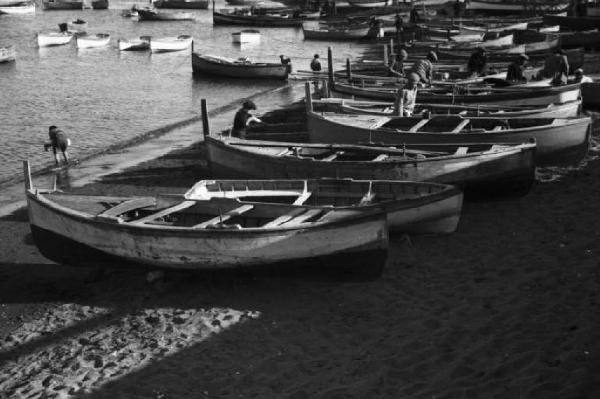 Viaggio verso l'Africa. Napoli: la spiaggia e barche da pesca tirate in secca