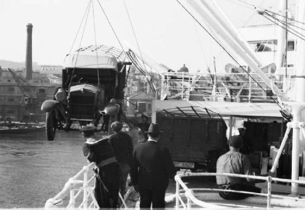 Viaggio verso l'Africa. Porto di Napoli - a bordo del piroscafo "Vulcania" - imbarco degli autocarri