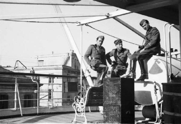 Viaggio verso l'Africa. Porto di Napoli - a bordo del piroscafo "Vulcania" - ritratto di gruppo - militari