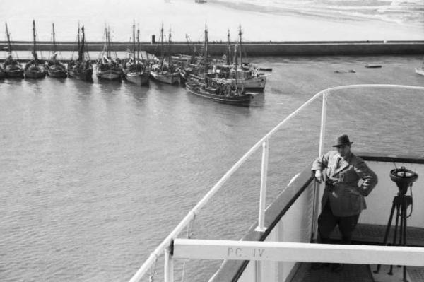 Viaggio in Africa. Porto Said - ingresso del Canale di Suez - diga foranea - imbarcazioni ormeggiate - cassero del piroscafo "Vulcania"