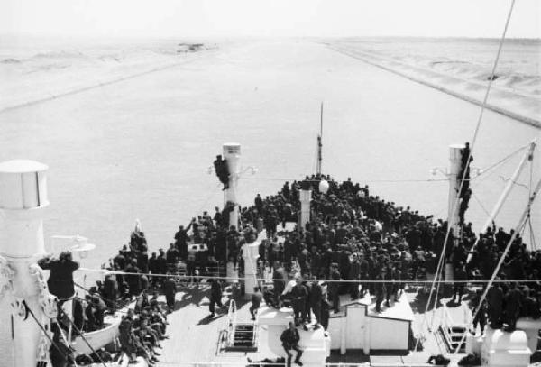 Viaggio in Africa. Porto Said - ingresso del Canale di Suez - ponte del piroscafo "Vulcania" affollato di militari - sponde sabbiose - deserto