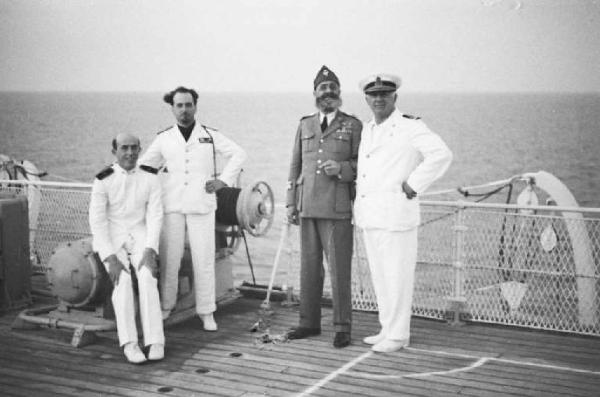 Viaggio in Africa. A bordo del piroscafo "Vulcania" - ritratto di gruppo - ufficiali di bordo e ufficiale dell'esercito