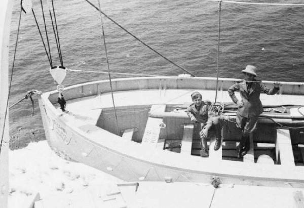 Viaggio in Africa. A bordo del piroscafo "Vulcania" - ritratto di coppia - due militari in una scialuppa