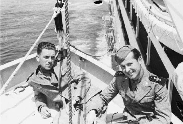 Viaggio in Africa. A bordo del piroscafo "Vulcania" - ritratto di coppia - due militari in una scialuppa