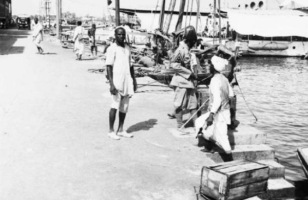 Viaggio in Africa. Massaua - porto - banchina - imbarcazioni ormeggiate - indigeni