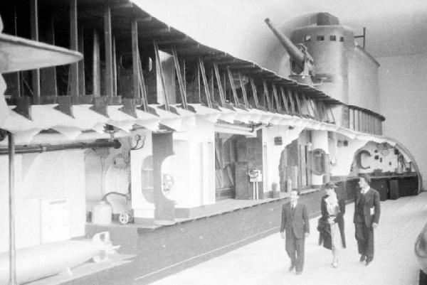 Prima Mostra Triennale delle Terre Italiane d'Oltremare - padiglione della Marina - spaccato di un sommergibile (scala 1:1) - visitatori