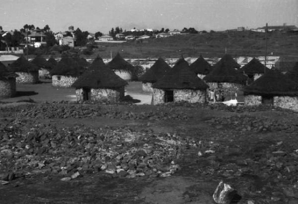 Viaggio in Africa. Nefasit - veduta del villaggio - capannone - capanne in muratura con tetto di paglia