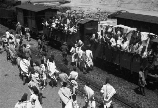Viaggio in Africa. Nefasit - stazione ferroviaria - carrozze affollate di viaggiatori indigeni