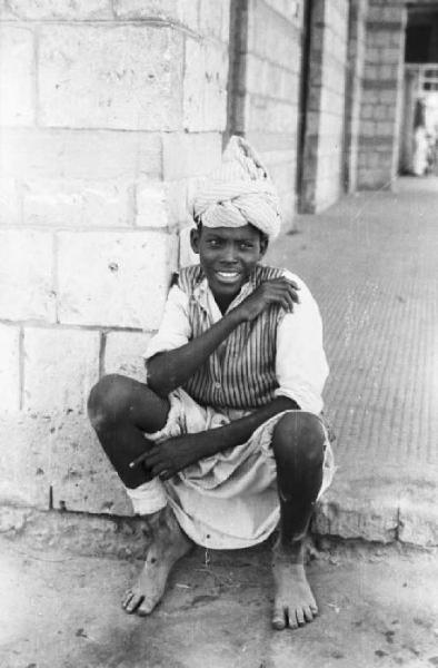 Viaggio in Africa. Porto di Massaua - ritratto maschile - giovane indigeno