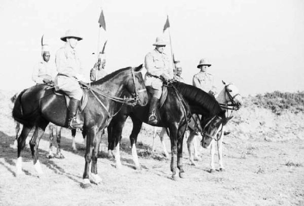 Viaggio in Africa. Ritratto di gruppo - drappello di militari italiani e indigeni a cavallo