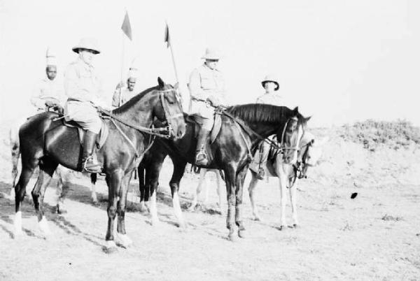 Viaggio in Africa. Ritratto di gruppo - drappello di militari italiani e indigeni a cavallo