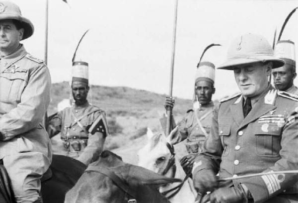 Viaggio in Africa. Ritratto di gruppo - drappello di militari italiani e indigeni a cavallo - Pirzio Biroli