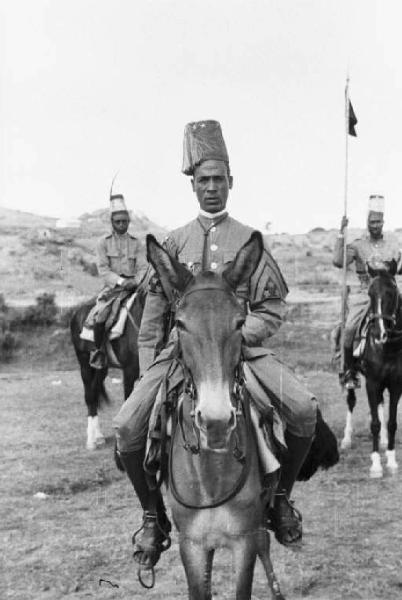 Viaggio in Africa. Ritratto maschile - militare indigeno a cavallo