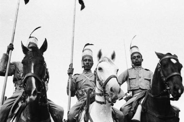 Viaggio in Africa. Ritratto di gruppo - drappello di militari indigeni a cavallo