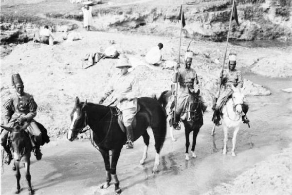 Viaggio in Africa. Ritratto di gruppo - drappello di militari italiani e indigeni a cavallo - Pirzio Biroli