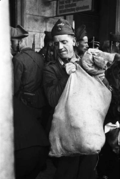 Viaggio in Jugoslavia. Sebenico: un militare saluta il figlio alla stazione ferroviaria prima della partenza