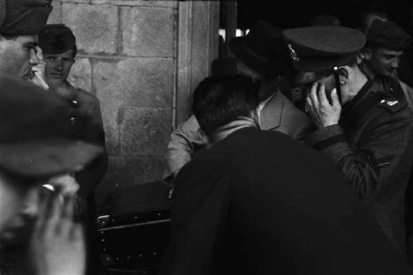 Viaggio in Jugoslavia. Sebenico: gruppo di ufficiali Ustascia alla stazione ferroviaria, prima della partenza del treno