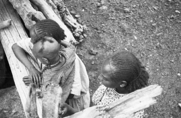 Viaggio in Africa. Donna indigena con bambino