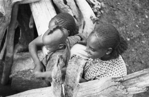 Viaggio in Africa. Donna indigena e bambini