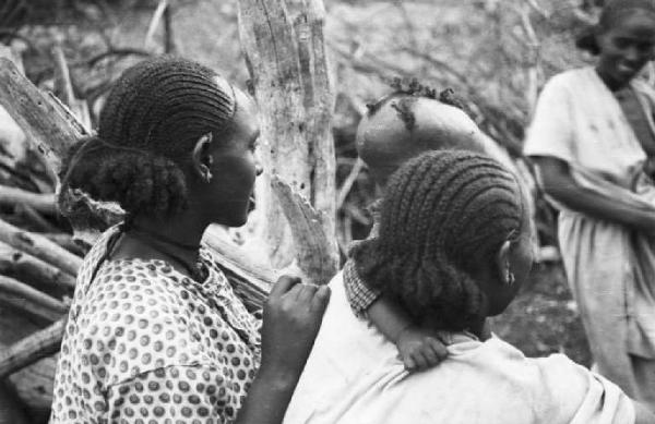 Viaggio in Africa. Donne indigene con bambini