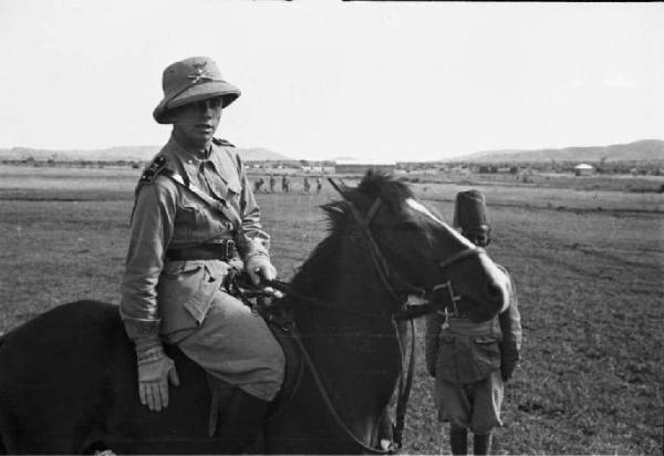 Viaggio in Africa. Ritratto maschile - militare a cavallo