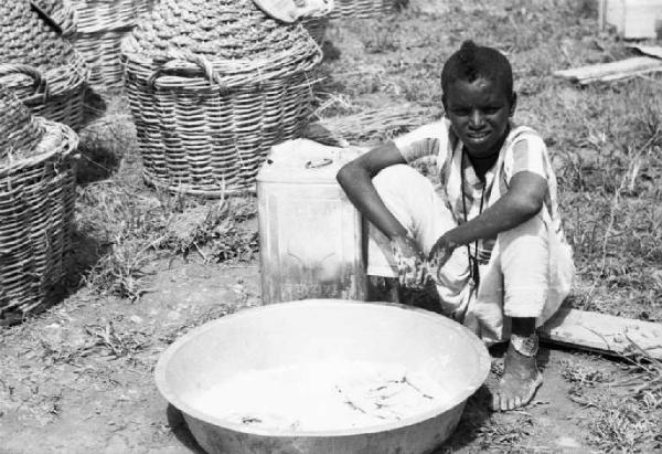 Viaggio in Africa. Bambino indigeno - damigiane