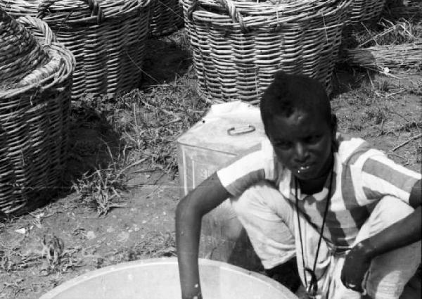 Viaggio in Africa. Bambino indigeno - damigiane