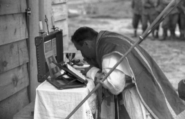 Viaggio in Africa. Campo militare ad Utò [?] - celebrazione di una messa da campo - sacerdote