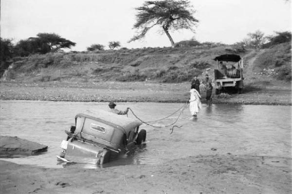 Viaggio in Africa. Automezzi militari guadano un fiume