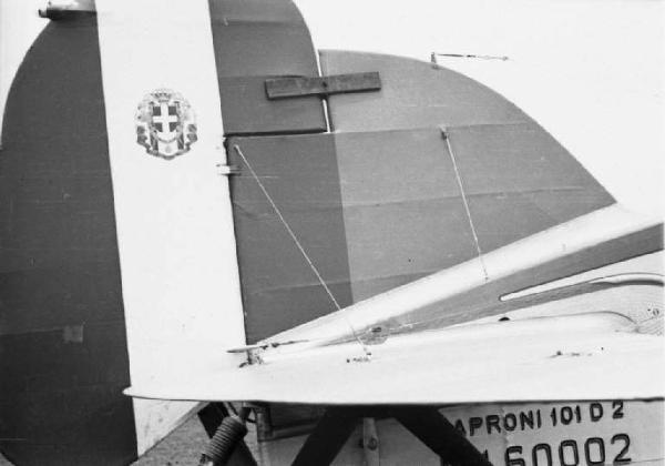 Viaggio in Africa. Il timone di un aereo dipinto con il tricolore italiano e lo stemma dell'Aeronautica (?)