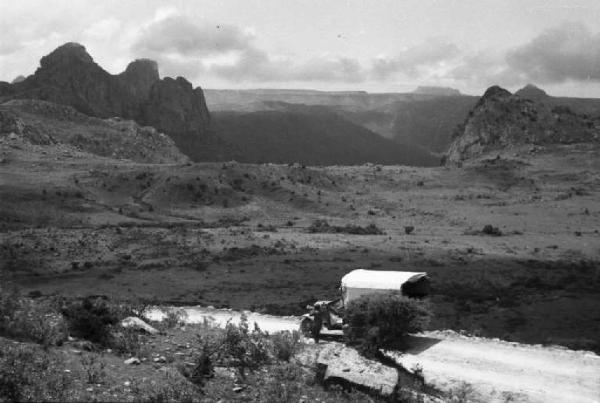 Viaggio in Africa. Gita ad Amba Matara - automezzo militare - montagne