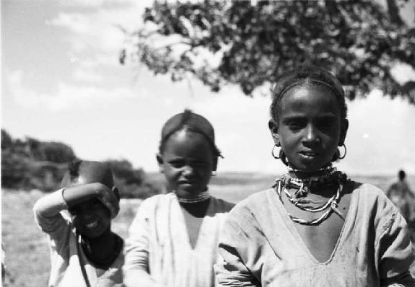 Viaggio in Africa. Insediamento indigeno di Mai Otza - ritratto di gruppo a fanciulle del luogo