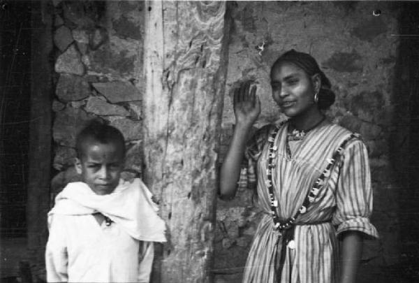 Viaggio in Africa. Insediamento indigeno di Mai Otza - donna e fanciulla nei pressi di un albero