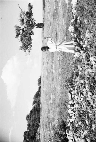 Viaggio in Africa. Insediamento indigeno di Mai Otza - un fanciullo corre in un campo - alle sue spalle un enorme Bao Bab