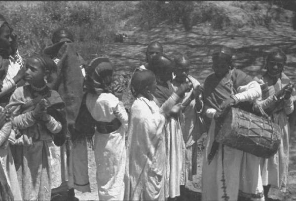 Viaggio in Africa. Adi Caieh - donne indigene con tamburi