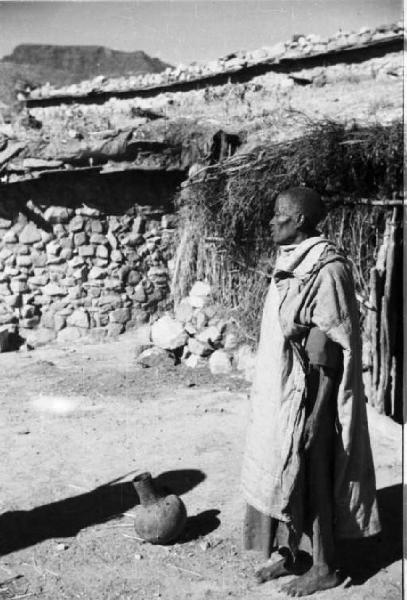Viaggio in Africa. Capanna in sasso con tetto di paglia - donna indigena