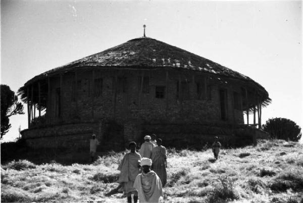 Viaggio in Africa. Un gruppo di indigeni si reca verso un edificio di forma circolare, probabilmente una chiesa