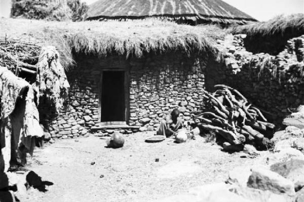 Viaggio in Africa. Abitazione - capanna in pietra con tetto di paglia