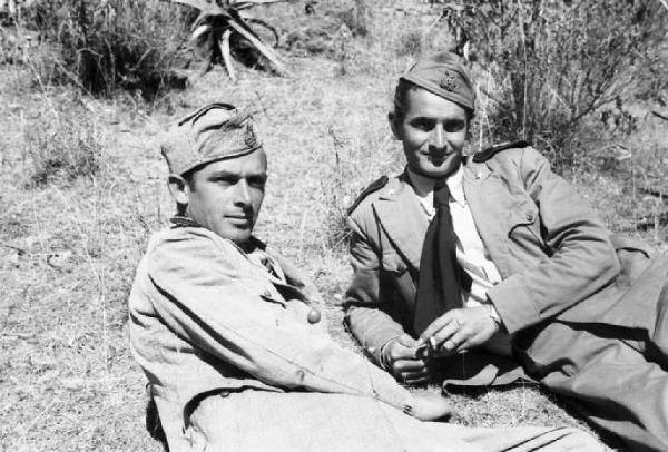 Viaggio in Africa. Ritratto di coppia, due militari italiani durante una pausa, seduti tra piante di agave