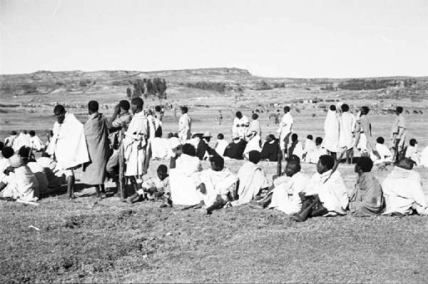 Viaggio in Africa. Militari indigeni riposano seduti per terra in occasione della parata militare nei pressi di Adigrat