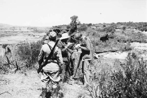 Viaggio in Africa. Militari italiani durante una battuta di caccia
