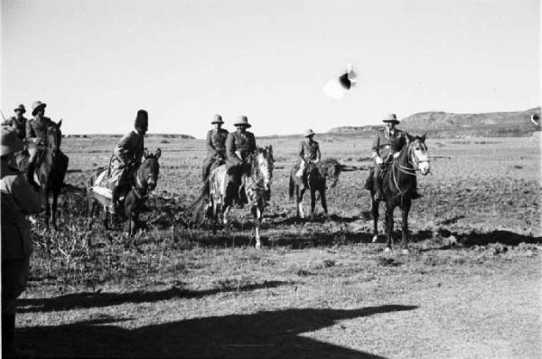 Viaggio in Africa. Ufficiali italiani e indigeni a cavallo in occasione della parata militare nei pressi di Adigrat