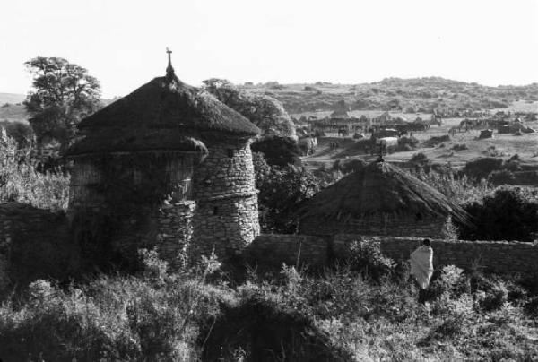 Viaggio in Africa. Paesaggio africano, villaggio con capanna e muretto a secco