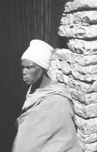 Viaggio in Africa. Ritratto maschile - indigeno indossa cappello bianco