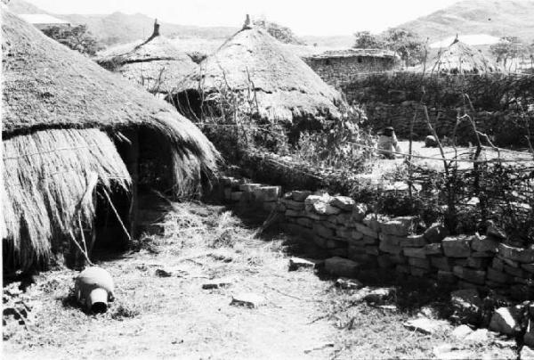 Viaggio in Africa. Un villaggio nei dintorni di Macalle - abitazioni in pietra con tetto in paglia