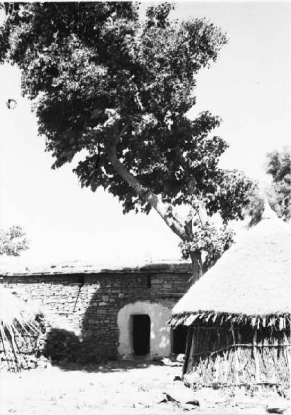Viaggio in Africa. Dintorni di Macalle - villaggio - abitazioni in pietra con tetto in paglia
