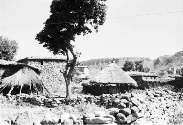 Viaggio in Africa. Dintorni di Macalle - villaggio - abitazioni in pietra con tetto in paglia