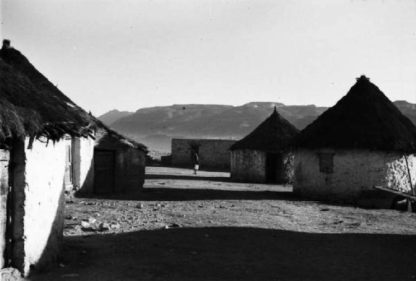 Viaggio in Africa. Villaggio - abitazioni circolari in calce bianca con tetto in paglia